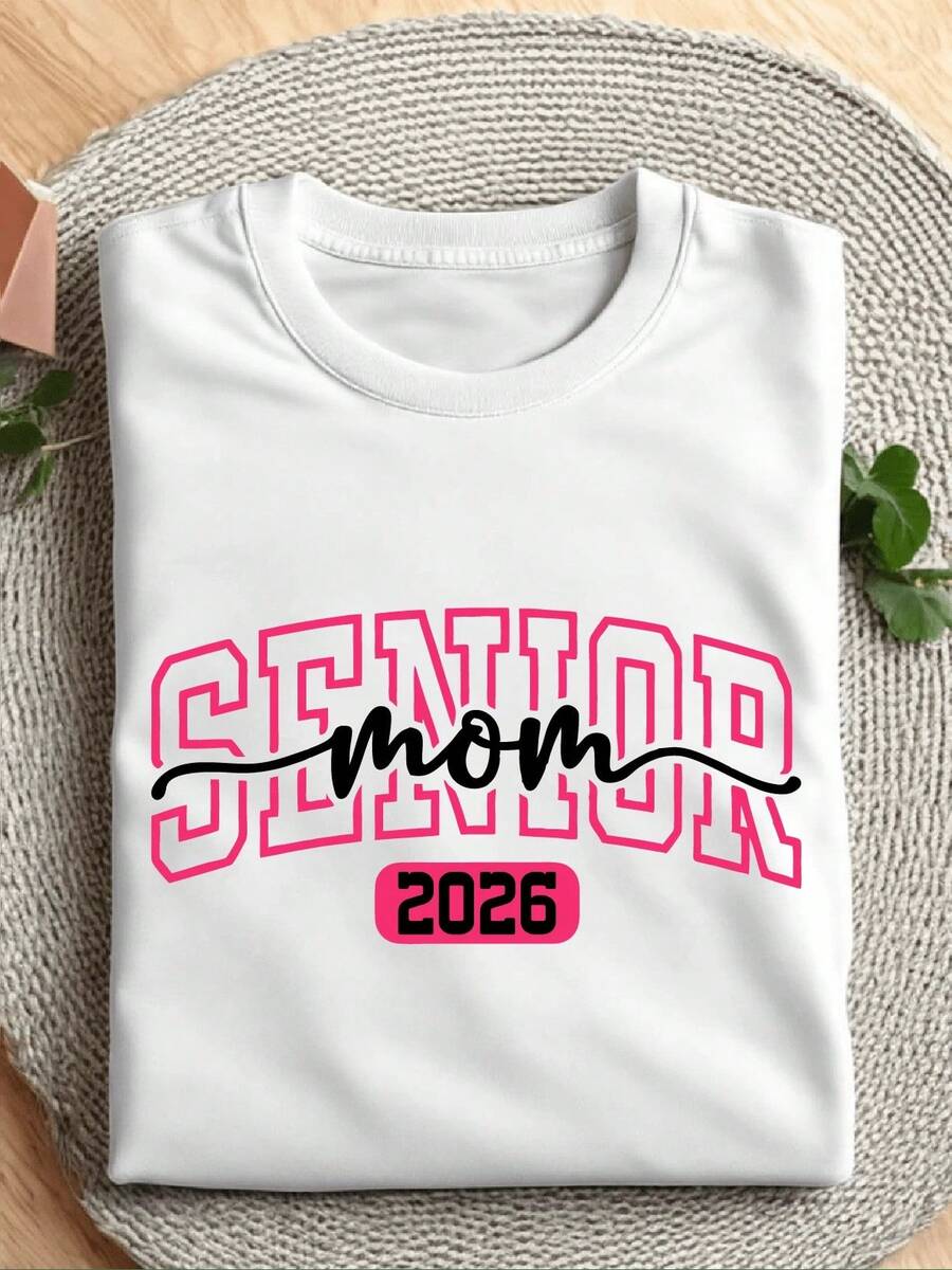 Camiseta Senior Mom 2026, camiseta Senior Mom, regalo de graduación para mamá, camiseta de graduación de escuela secundaria 2026, camiseta para mamá Senior, atuendo de la clase senior de 2026 para mamá. SH-401/Camiseta con estampado hip-hop - Blanco - Ver 1