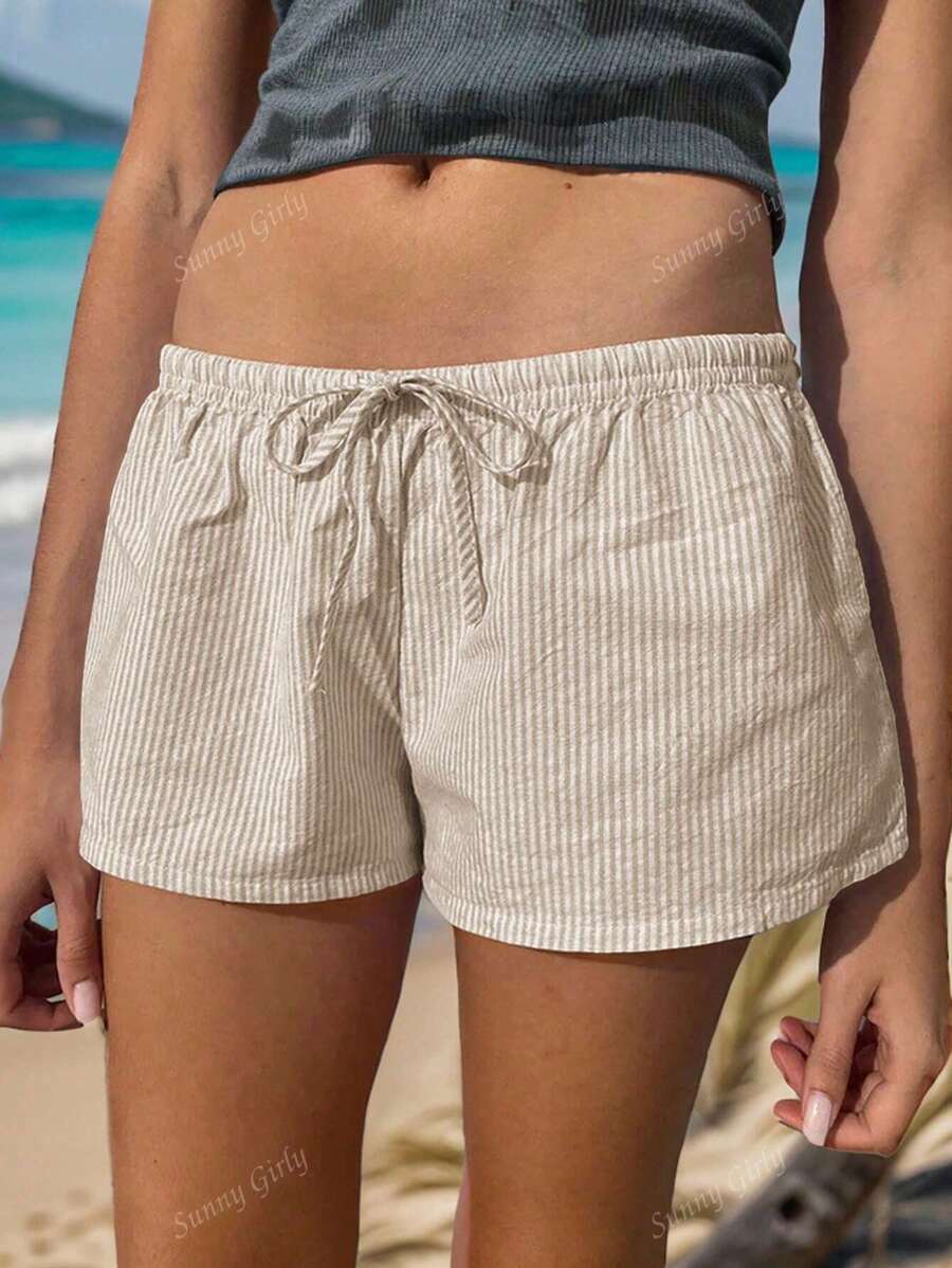 Pantalones cortos minimalistas de mujer con estampado de rayas, de vuelta al colegio, de estilo femenino y soleado para el otoño