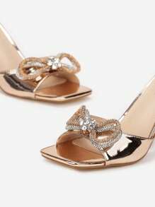 Eleganti sandali per l'estate con decoro di strass e fiocco sul tacco