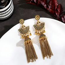 Un par de pendientes con forma de triángulo retro con flecos en forma de abanico largo, adecuado para que las señoras lo usen en fiestas.