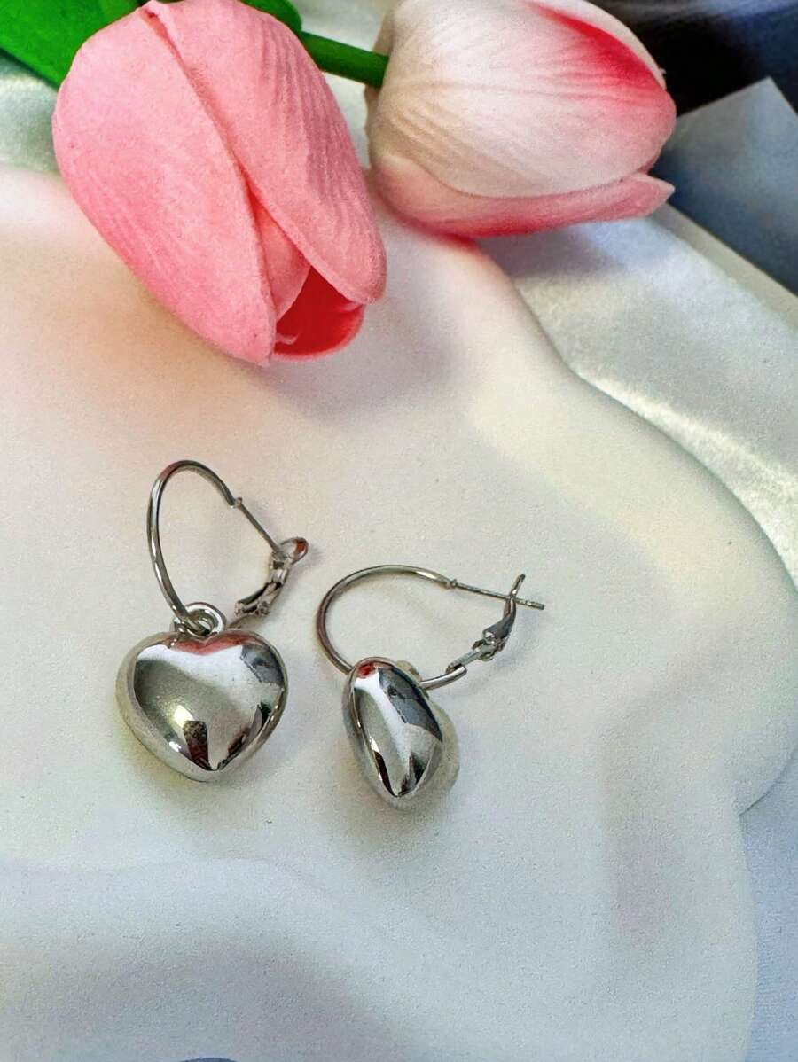 1 par de brincos elegantes em formato de coração para mulheres