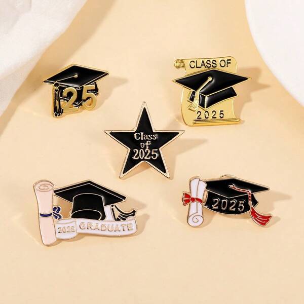 5pcs 2025 Graduation Season Scholar's Cap Metal Enameled Brooch Commemorative Items Student Gift Accessories. 2025 Graduation Season Limited Edition! Various Creative Graduation Brooches Featuring Scholar's Cap & Diploma Elements, Metal Material, Fashionable Unique Keepsake & Cross-Border Gift Item For Graduates