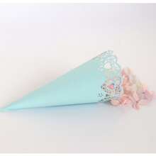 25 Stücke/Packung Laser geschnittene Hochzeitsconfetti Kegel, Rosenblumen-Rand weiße herzförmige Papiertüten für das Werfen von Reis auf Hochzeitspartys (ohne getrocknete Blumen und Basis)