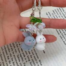 Nuevo llavero primaveral con conejo lindo bajo paraguas con efecto aterciopelado, colgante de conejo gris/blanco esponjoso y adorable, llavero de animal, cordón para teléfono - Blanco - Ver 3