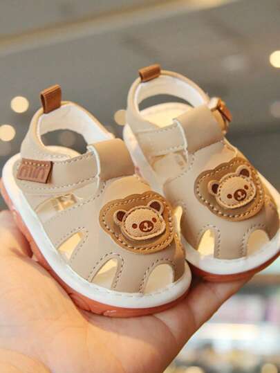 زوج من أحذية رضع ناعمة وأنيقة للبنات مع صوت صرير قاع