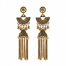 Un par de pendientes con forma de triángulo retro con flecos en forma de abanico largo, adecuado para que las señoras lo usen en fiestas.