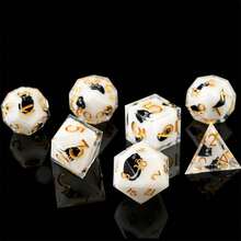 7 件套骰子套装，含树脂多面骰子，饰有小猫贴纸，适用于角色扮演游戏和桌面游戏、龙与地下城骰子，是感恩节和圣诞节的理想礼物