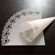 25 Stücke/Packung Laser geschnittene Hochzeitsconfetti Kegel, Rosenblumen-Rand weiße herzförmige Papiertüten für das Werfen von Reis auf Hochzeitspartys (ohne getrocknete Blumen und Basis)