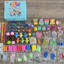 107/117/124 piezas de varios regalos para fiestas, juguetes de aula para rellenar estuches de violín, premios de carnaval para caja del tesoro, relleno de bolsas de regalo, pequeños y minúsculos artículos para caja de recompensas de aula (color aleatorio)