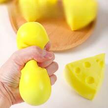 1 件 TPR 材质创意减压玩具，逼真奶酪挤压玩具，慢回弹堵嘴礼物，适合减压和课堂使用