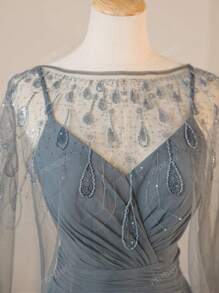 Elegante e glamour abito da sera grigio in chiffon con colletto drappeggiato senza maniche, vestito da cerimonia per la madre della sposa con scialle incluso, adatto per feste, ricevimenti, matrimoni e occasioni formali