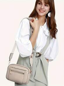 Stylowa torebka typu crossbody ze skóry PU dla kobiet – kompaktowa i lekka z regulowanym paskiem, o dużej pojemności i przegrodach z wieloma kieszeniami do uporządkowanego przechowywania. Modny design emanuje codziennym szykownym urokiem, dzięki czemu jest to niezbędny dodatek na imprezy, wyjścia i wydarzenia. Idealny prezent dla rodziny i przyjaciół.