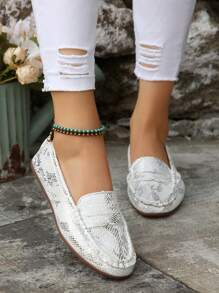 Nouvelles chaussures plates de mode pour femmes Printemps/Été 2025, design peau de serpent, bout rond, col bas, décontracté, léger, mode simple, semelle souple, confortable et antidérapante. Nouveau modèle de chaussures plates polyvalentes à la mode pour femmes