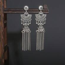 Un par de pendientes con forma de triángulo retro con flecos en forma de abanico largo, adecuado para que las señoras lo usen en fiestas.