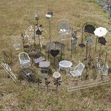 Accesorii pentru grădină de zâne, set de mobilier metalic în miniatură pentru decorarea ghivecilor de plante în aer liber și în interior, decor pentru casă de păpuși, mini masă și scaune, ornamente pentru ghiveci suculente, accesorii pentru micro-peisaj DIY, decorațiuni pentru casă de zâne, mobilier mic de grădină din fier cu arc, moară de vânt, indicator, cutie poștală, gard, umbrelă, coș de plantat - Multicolor - Vizualizare 4
