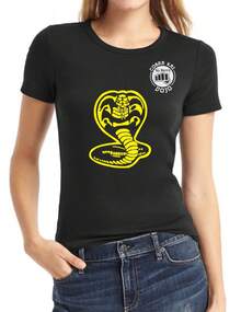 Playera Casual para Dama con Estampado de Cobra | Camiseta Moderna y Audaz para Mujer | Diseño Animal Print Serpiente con Detalles Impactantes | Estilo Urbano y Salvaje | Ideal para Outfits Atrevidos y Originales | Tela Suave, Fresca y Cómoda para Uso Diario | Perfecta para Combinar con Jeans, Shorts o Faldas | Disponible en Tallas S, M, L y XL | Impresión de Alta Calidad y Duradera | Moda Juvenil con Actitud | Regalo Ideal para Mujeres con Estilo Propio | Diseño Exclusivo de Cobra que Resalta tu Personalidad Fuerte y Segura - Negro - Ver 1