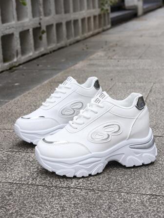 1 双女士休闲运动鞋，带蝴蝶图案，银色闪亮条纹，白色皮革鞋面，厚底坡跟，隐形鞋垫，适合日常、度假、约会、休闲运动鞋，闪光简约经典，高度 7.5 厘米（尺码偏小）