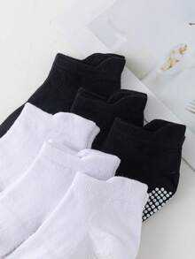 6 pares de calcetines cortos antideslizantes para niños, calcetines de unicolor para bebés y niños pequeños con puntos de goma para suelo antideslizante - Blanco y Negro - Ver 3