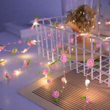 1串粉色珍珠形灯串，粉色玫瑰和绿色叶子图案，非常适合浪漫、家居、婚礼、节日、情人节、母亲节、派对、圣诞节装饰，也可作为礼物赠送，适用于室内、房间、阳台、窗户、卧室、餐厅、花园、餐桌等各种场所，四季皆宜。