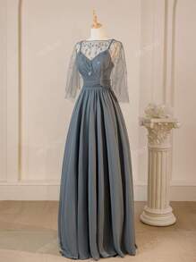 Elegante e glamour abito da sera grigio in chiffon con colletto drappeggiato senza maniche, vestito da cerimonia per la madre della sposa con scialle incluso, adatto per feste, ricevimenti, matrimoni e occasioni formali