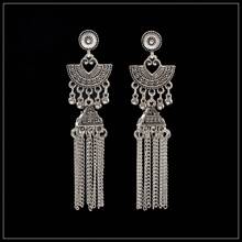 Un par de pendientes con forma de triángulo retro con flecos en forma de abanico largo, adecuado para que las señoras lo usen en fiestas.