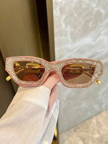 1 chiếc kính mát mắt mèo mạ vàng dành cho nữ có đính đá giả kim cương dùng cho hoạt động ngoài trời, du lịch và chống nắng Kính râm thanh lịch Kính râm bãi biển Phụ kiện bãi biển Halloween dành cho nữ Kính râm Kính râm cơ bản và phù hợp với Áo len Quần jean Quần nỉ Áo khoác hoodie Váy và áo sơ mi dài tay Kính râm thời trang Trang phục thanh lịch Đi chơi gia đình Du lịch Kỳ nghỉ Kỳ nghỉ cho Kỳ nghỉ hè Bãi biển, Ngoài trời, Du lịch - Vàng - Xem 2