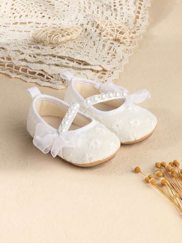 A Pair Of Girls' Lace Pearl Decoration Hook And Loop Design Flat Non-Slip Cute Stylish Princess Shoes Suitable For Spring And Autumn
