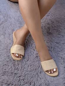 Sandalias flat para mujer tipo flip flop con hermoso acabado tipo tejido que permite mostrar la figura del pie, elegantes, cómodas y sofisticadas, ideales para uso diario para salidas casuales, para uso en interiores y exteriores, para salidas a la playa, salidas de campo, salidas en calor, ofreciendo un toque de estilo, confort  y glamour que resaltan la sofisticación en el calzado femenino. - Beis - Ver 3