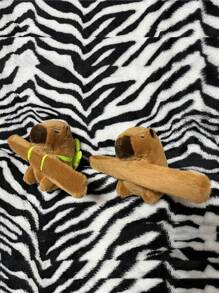 1 pieza Superventas de verano, Muñeca de peluche de Capibara linda con pulsera, Diseño creativo, Muñeca decorativa rellena de PP, Se puede usar en la muñeca, Regalo único para fiestas, Decoración para mochila, coche, bicicleta, motocicleta, cortinas del hogar, suministros para fiestas, regalo de vuelta a clases (Ligera diferencia de color, video solo como referencia)