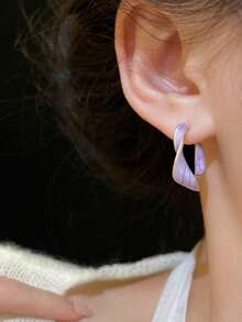 1 Pair Asymmetrical Geometric Twisted C-Shaped Dangle Earrings. Note: Due To Lighting And Angle During Photography, There May Be Slight Color Difference Between The Actual Product And The Image. - Mauve Purple - View 3