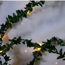 1 件太阳能仙女灯，带仿真小绿叶藤蔓，户外庭院花园阳台婚礼生日春季派对装饰铜线灯，春季装饰，假植物