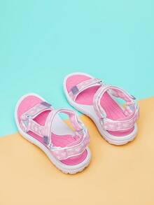 女孩经典心形设计轻便沙滩凉鞋，配有可调节钩环带、防滑外底，时尚百搭，适合日常穿着和情人节等节日穿着