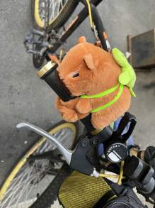 1 pieza Superventas de verano, Muñeca de peluche de Capibara linda con pulsera, Diseño creativo, Muñeca decorativa rellena de PP, Se puede usar en la muñeca, Regalo único para fiestas, Decoración para mochila, coche, bicicleta, motocicleta, cortinas del hogar, suministros para fiestas, regalo de vuelta a clases (Ligera diferencia de color, video solo como referencia)