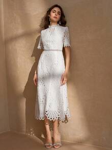 优雅白色蕾丝中长连衣裙，短荷叶袖，A字荷叶领设计