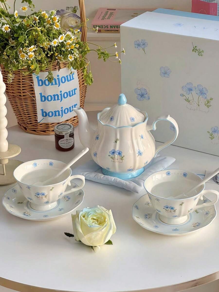1 套蓝色碎花兔陶瓷茶壶、杯子和碟子餐具套装，法国复古风格碎花兔咖啡壶、杯子和碟子饮料套装，适用于餐厅、客厅、咖啡厅