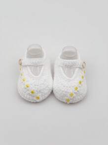 1 Pair Infant Girl Crochet Mary Jane Shoes With Daisy Flower Design, White With Yellow Accents