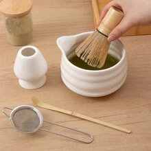 5 件套陶瓷抹茶打蛋器套装，包括抹茶打蛋器、带喷嘴的抹茶碗、抹茶筛、打蛋器支架和抹茶勺，完美的竹制抹茶打蛋器是抹茶爱好者返校的理想礼物