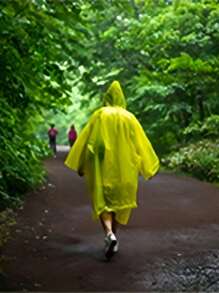 2/3/4/5 piezas Impermeable desechable portátil con embalaje de tarjeta comprimida para uso al aire libre, viajes, unisex, talla única, plástico impermeable grueso, capa impermeable adecuada para actividades al aire libre diarias, campamento, senderismo, pesca, montañismo, viajes, ciclismo. Empaque individual con estilos y colores aleatorios enviados.