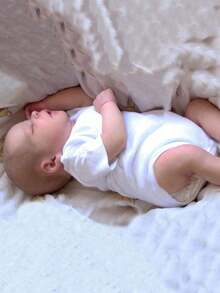 Precioso realista 45 CM durmiendo Reborn muñeca con 3D-pintura de la piel y las venas visibles, 18 pulgadas vivo suave vinilo recién nacido Bebe Bedtime Toy regalo de cumpleaños para los niños (algunas partes al azar, incluyendo chupete, biberón, pañal, sombrero y ropa Set) - Blanco - Ver 4