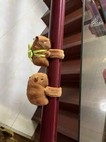 1 pieza Superventas de verano, Muñeca de peluche de Capibara linda con pulsera, Diseño creativo, Muñeca decorativa rellena de PP, Se puede usar en la muñeca, Regalo único para fiestas, Decoración para mochila, coche, bicicleta, motocicleta, cortinas del hogar, suministros para fiestas, regalo de vuelta a clases (Ligera diferencia de color, video solo como referencia)