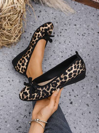 New Slip-On Grandma Shoes, Shaking Shoes, Leopard Print Bow Decor, Fashionable, Casual Daily Slip-On Flat Shoes For Mom