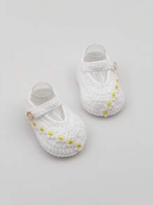 1 Pair Infant Girl Crochet Mary Jane Shoes With Daisy Flower Design, White With Yellow Accents