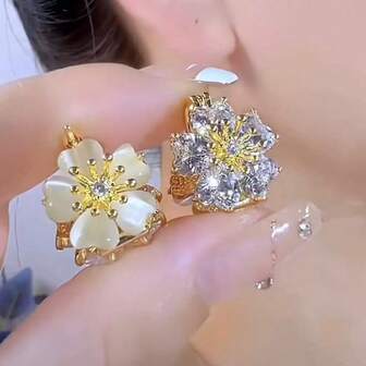 一对莲花造型休闲锌合金耳钉，适合作为女性礼物、派对装扮和日常佩戴。