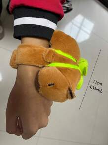 1 pieza Superventas de verano, Muñeca de peluche de Capibara linda con pulsera, Diseño creativo, Muñeca decorativa rellena de PP, Se puede usar en la muñeca, Regalo único para fiestas, Decoración para mochila, coche, bicicleta, motocicleta, cortinas del hogar, suministros para fiestas, regalo de vuelta a clases (Ligera diferencia de color, video solo como referencia)