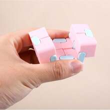 1PC 随机玩具缓解焦虑坐立不安玩具手持魔法感官压力魔方玩具成人手握魔方缓解压力消磨时间