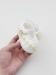 1 Pair Infant Girl Crochet Mary Jane Shoes With Daisy Flower Design, White With Yellow Accents