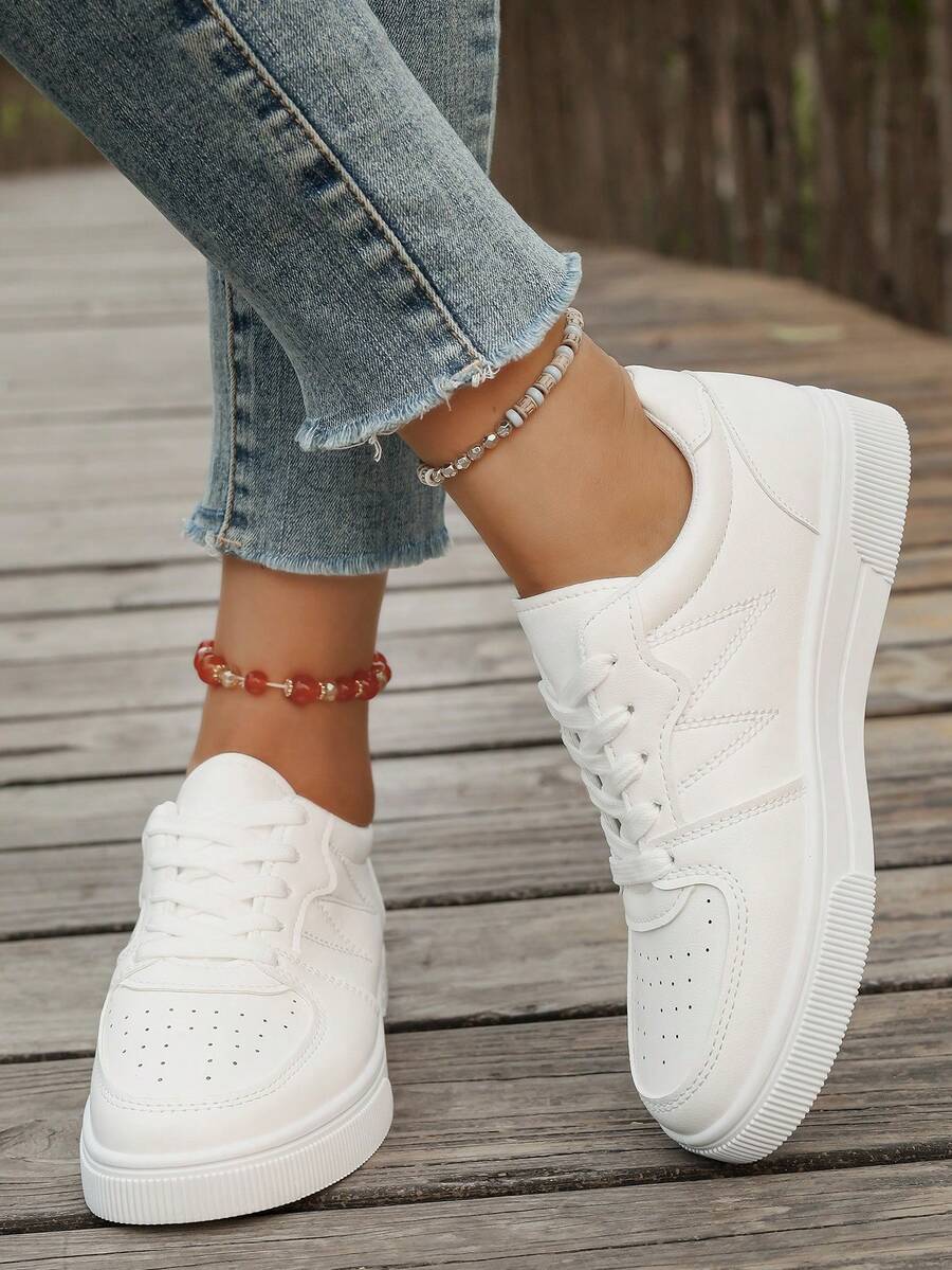 女士休闲运动鞋，透气穿孔设计白色平底运动鞋，柔软轻便，百搭休闲白色运动鞋
