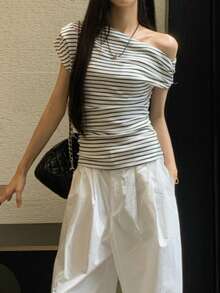性感露肩短袖T恤女款，休闲修身夏季独特条纹短款上衣（条纹颜色随机） - 黑與白 - 查看 3