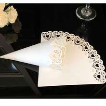 25 Stücke/Packung Laser geschnittene Hochzeitsconfetti Kegel, Rosenblumen-Rand weiße herzförmige Papiertüten für das Werfen von Reis auf Hochzeitspartys (ohne getrocknete Blumen und Basis)