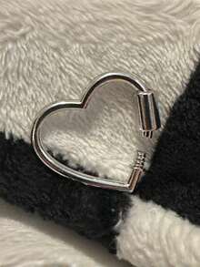 闪亮金属心形登山扣钥匙扣：饰品扣，装饰您的衣物和行李！登山夹，情人节旅行配件，帽子钥匙扣，多功能包包挂件。休闲斜挎包，逼真可爱，送给女孩、女士、女儿或朋友的礼物，钥匙扣，汽车配件，包包挂饰，旅行必备，假日旅行必备。 - 彩色 - 查看 8